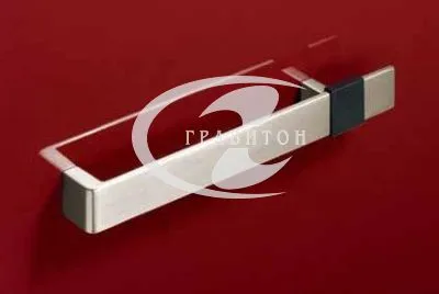 Ручка-скоба, межосевое расстояние 160 мм, длина 209 мм, глянцевый хром/черный матовый