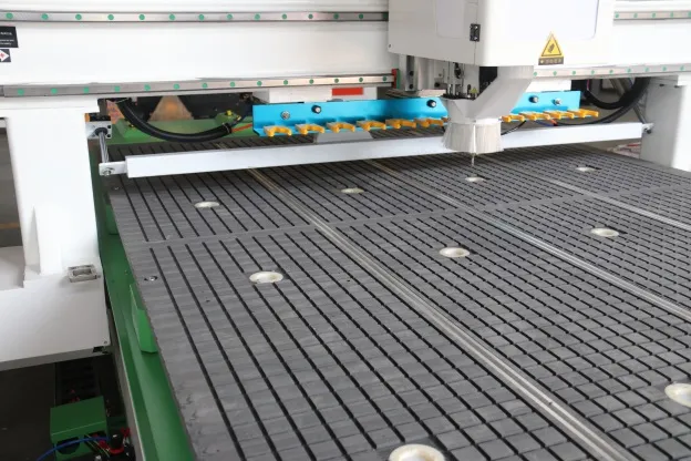 ВАКУУМНЫЙ РАБОЧИЙ СТОЛ С «Т» - ПАЗАМИ ДЛЯ МЕХАНИЧЕСКОГО КРЕПЛЕНИЯ.jpg